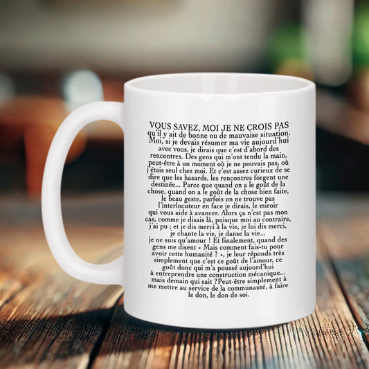 Mug blanc Bruhle entièrement recouvert par le texte du célèbre monologue de l'architecte dans un film culte français.