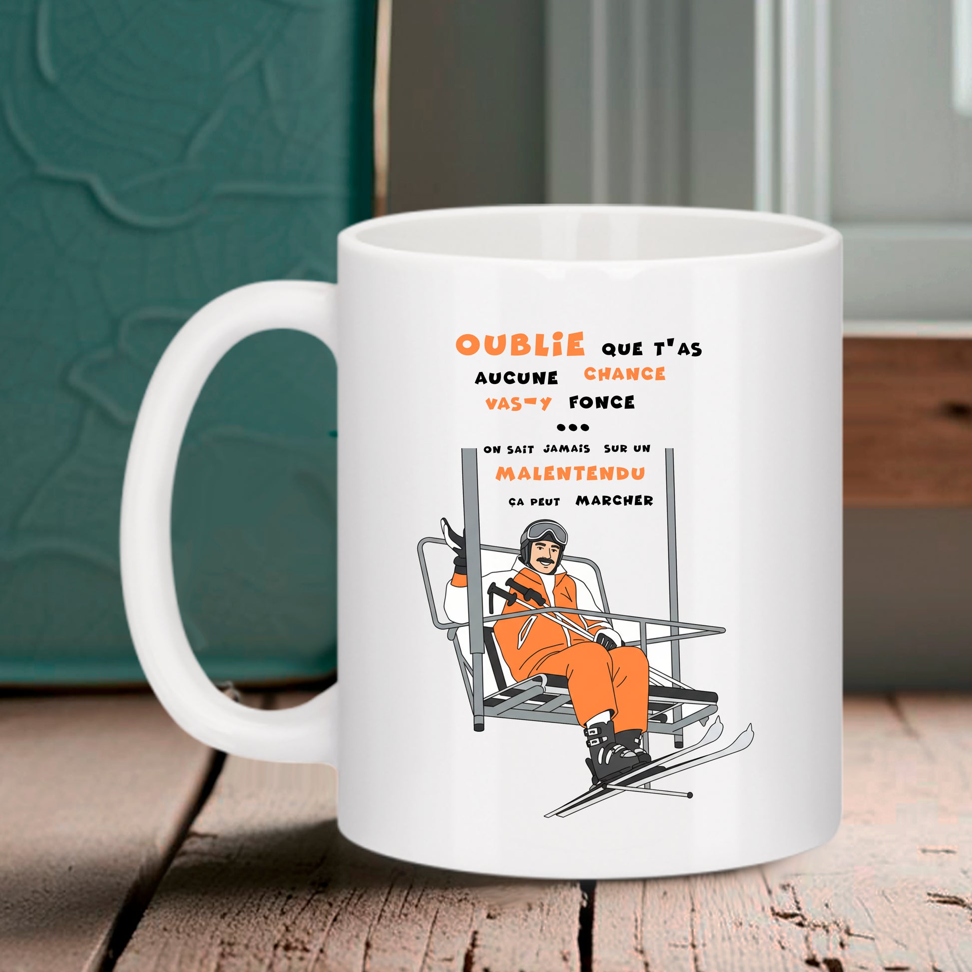 Mug blanc Bruhle avec illustration d'un skieur sur un télésiège et texte "Sur un malentendu ça peut marcher".