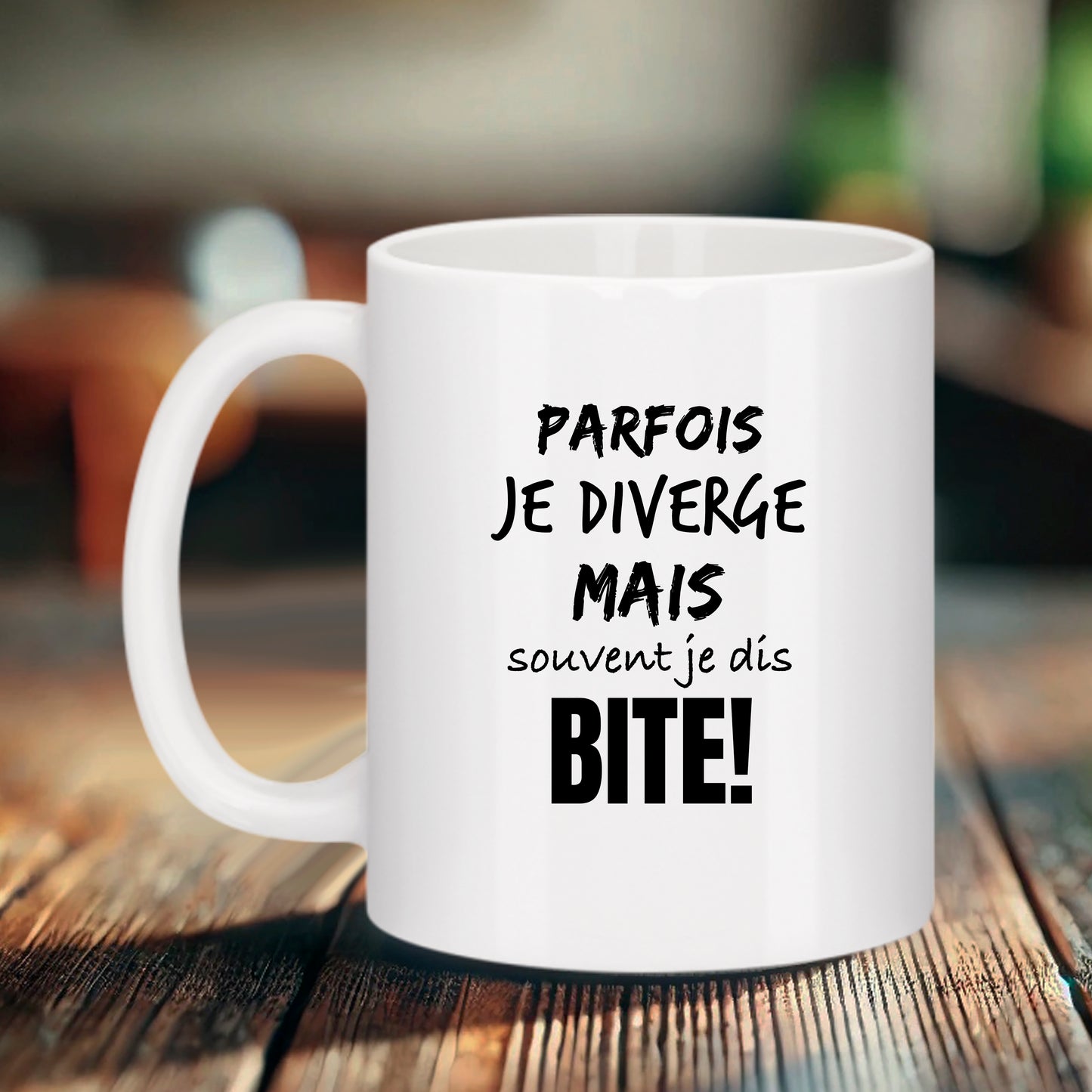 Mug blanc Bruhle avec texte noir humoristique : Parfois je diverge mais souvent je dis BITE ! écrit en grosses lettres capitales.