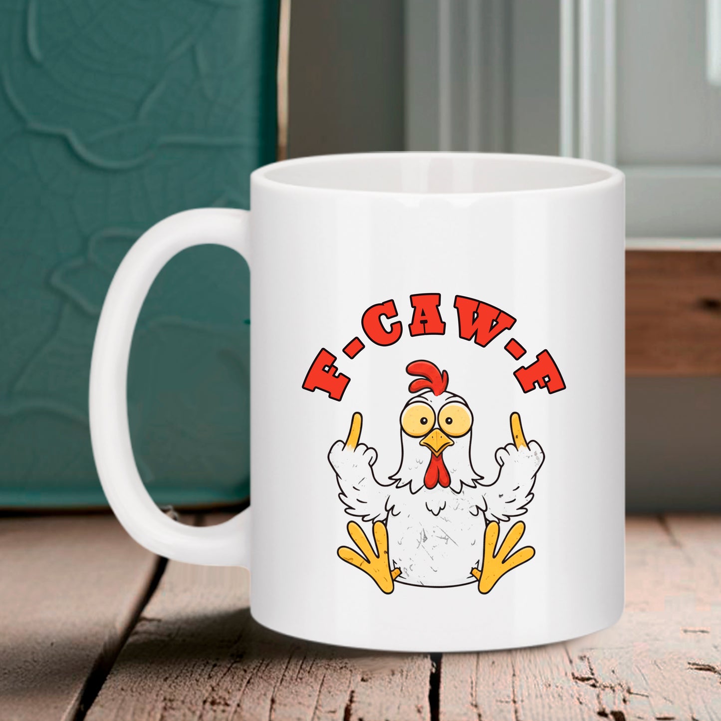 Mug blanc Bruhle avec illustration d'une poule blanche faisant deux doigts d'honneur, entourée du texte rouge "F-CAW-F".