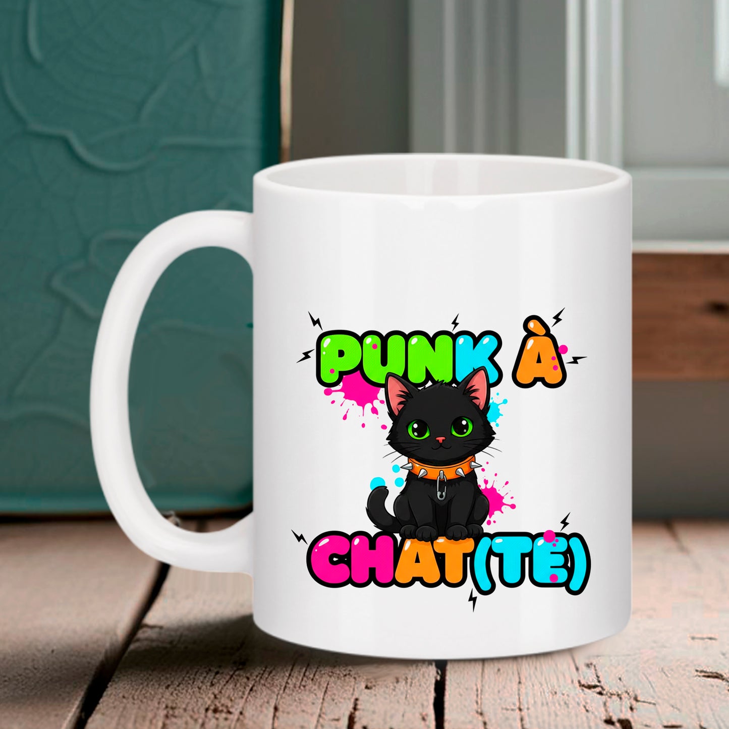 Mug blanc Bruhle avec illustration d'un chat noir au collier à pointes, texte "PUNK À CHAT(TE)" en lettres colorées style graffiti néon.