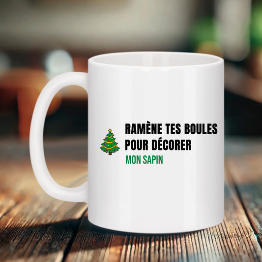Mug de Noël Drôle – « Ramène tes boules pour décorer mon sapin »