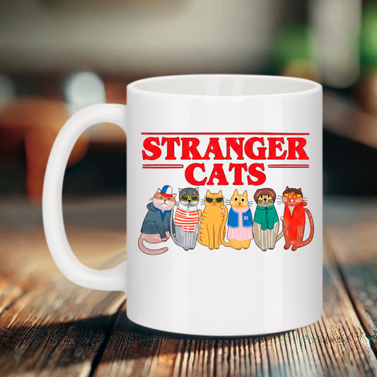 Mug blanc Bruhle avec l'illustration "STRANGER CATS" montrant six chats alignés avec des vêtements et accessoires inspirés d'une célèbre série fantastique.