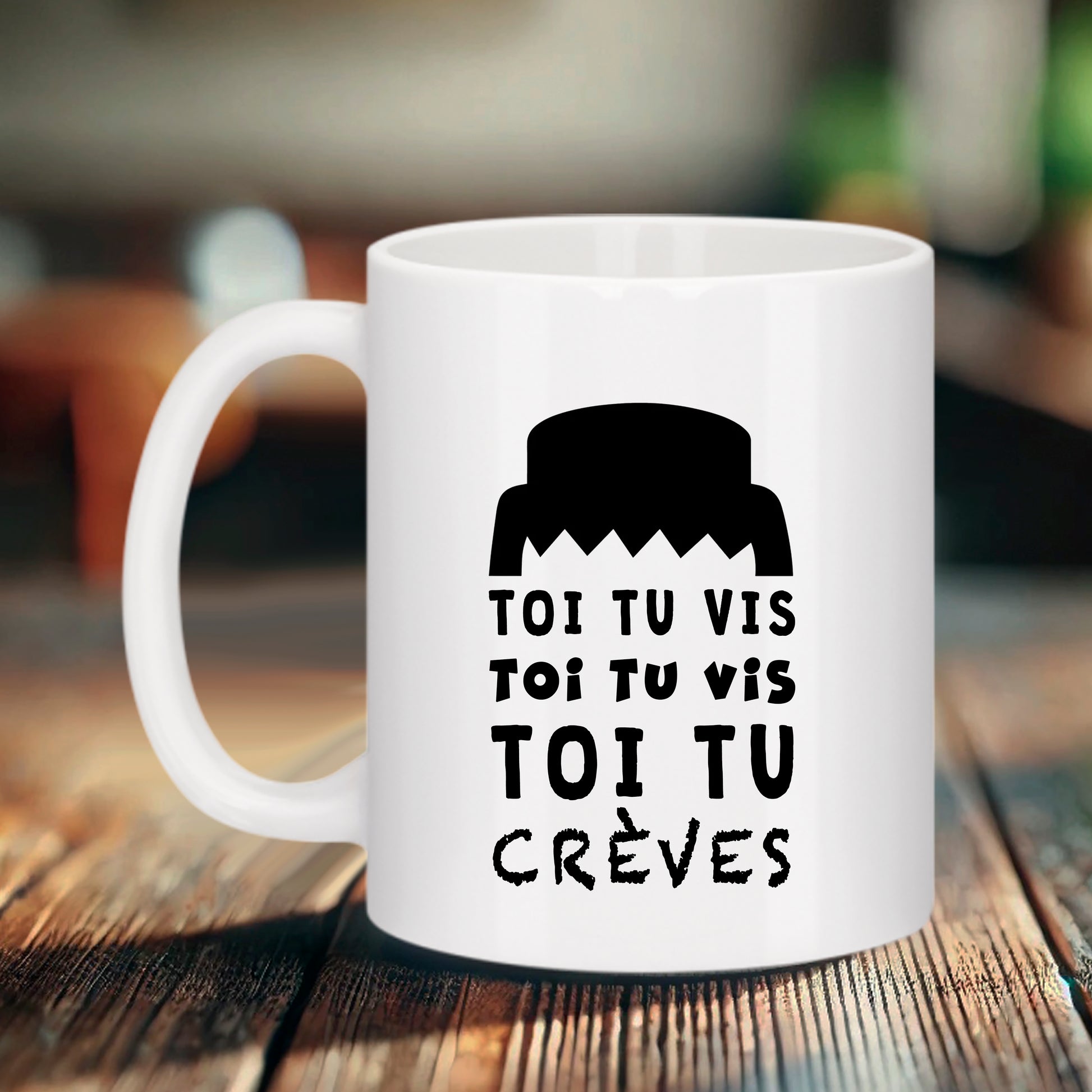Mug blanc Bruhle avec une silhouette noire et le texte : TOI TU VIS, TOI TU VIS, TOI TU CRÈVES écrit en lettres capitales style grunge.