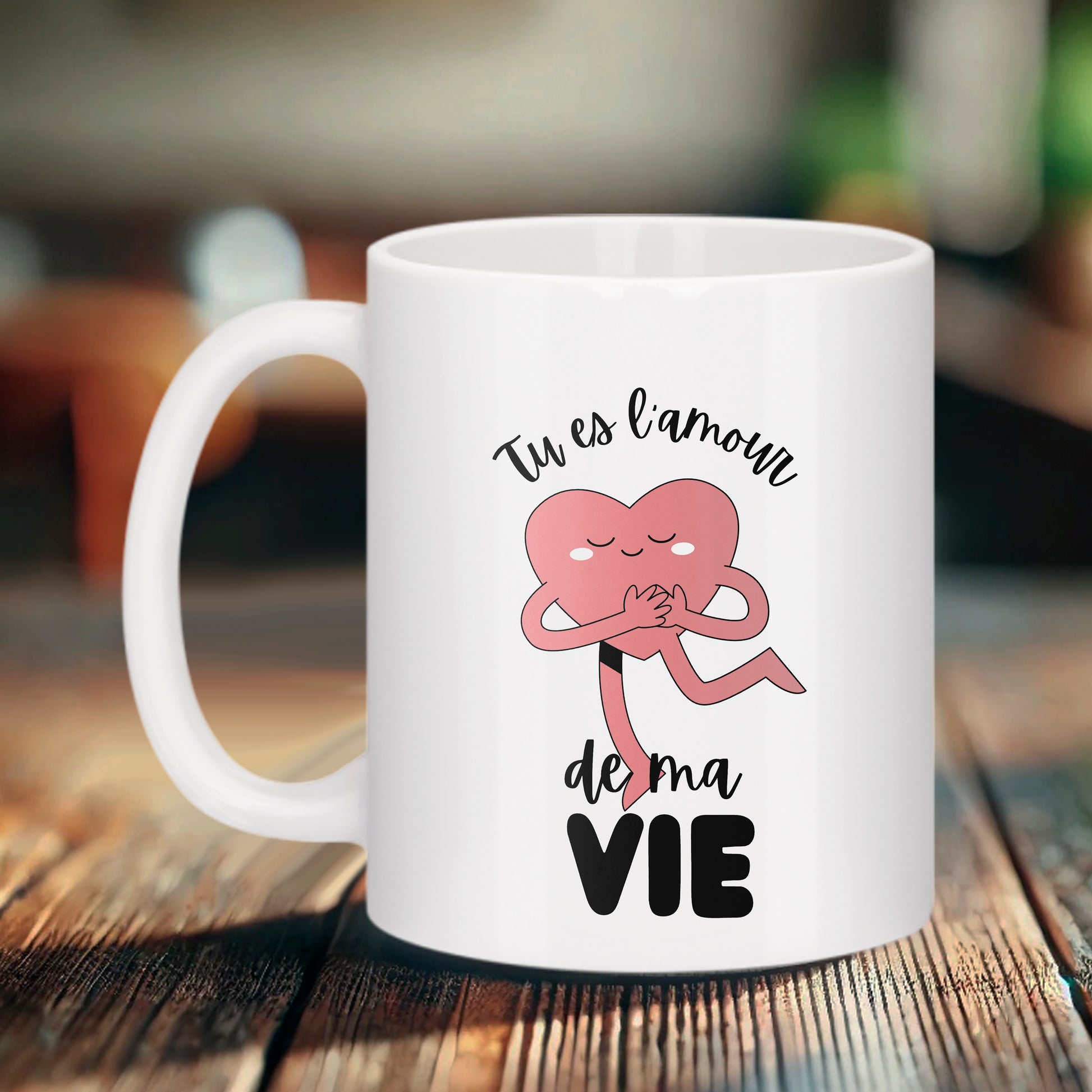 Mug blanc Bruhle avec illustration d'un personnage cœur rose souriant et le texte "Tu es l'amour de ma vie" en noir.